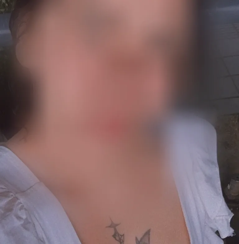 Bouchra, 22